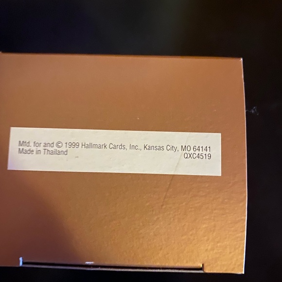 Hallmark Toymakers Gift - Picture 4 of 6